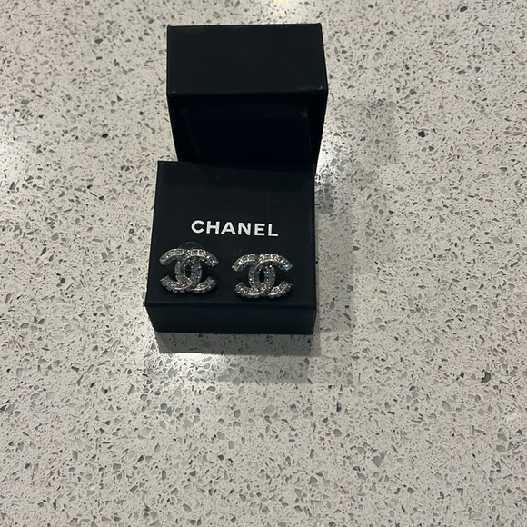 🖤🖤 CHANNEL EARRING’S 🖤🖤
AUTHENTIC-I’ve dropped the price as far as I can. - Picture 1 of 4